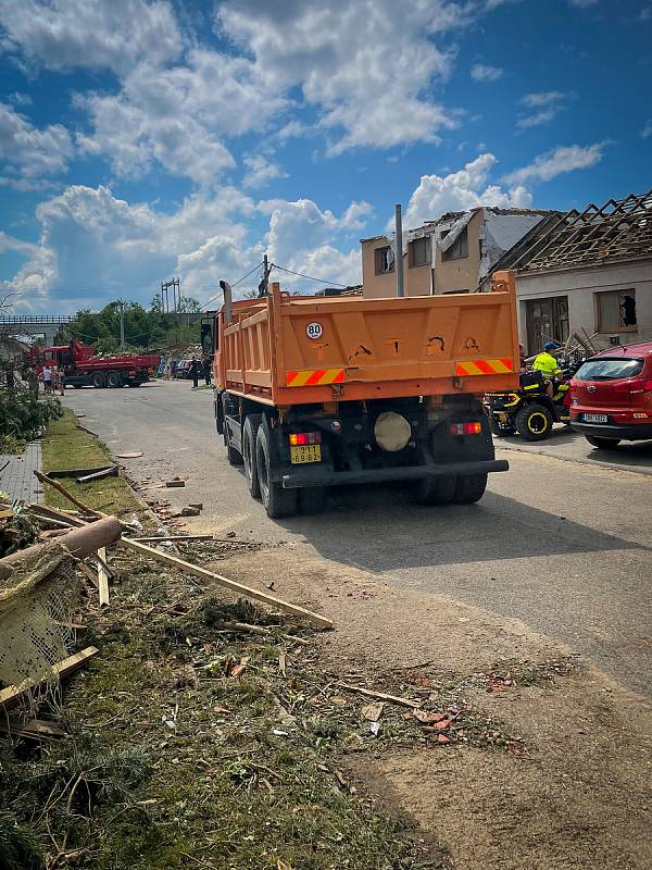 Bechyňští ženisté pomáhají likvidovat následky tornáda v Hruškách na jižní Moravě, s sebou mají 30 kusů těžké techniky.