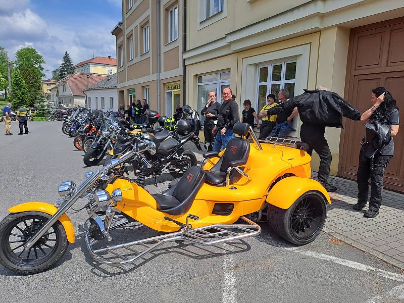 V pořadí 6. ročník Motorkářského požehnání v Chýnově se vydařil, hojné účasti přálo počasí a i atmosféra byla opět magická.