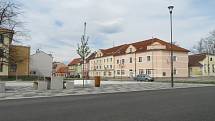 Cílem projektu revitalizace předprostoru Základní školy E. Beneše a gymnázia v Soběslavi je zvýšit bezpečnost dopravy, rekonstrukce veřejného osvětlení, odvodnění ploch a realizace sadových úprav.