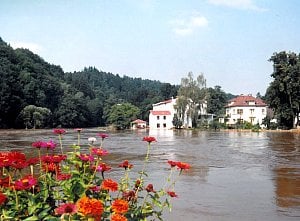 Zatopený Benešův mlýn v Táboře. Snímek autor Jindřich Šetka pořídil 17. srpna, kdy voda už klesala. 