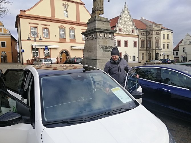 Pětadvacet elektromobilů z celé republiky se v sobotním dopoledni sjelo na táborské Žižkovo náměstí.