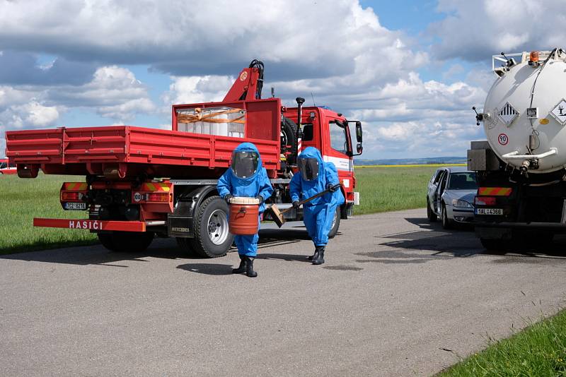 Na letišti Tábor - Všechov se uskutečnilo taktické cvičení, jehož námětem byla dopravní nehoda na dálnici D3, při které se střetla cisterna s osobním automobilem.