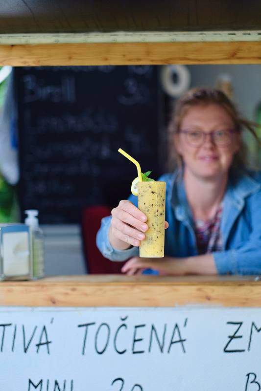 V Soběslavi v ulici U Jatek otevřeli manželé Pavel a Kamila Mládkovi svou zahradu lidem, točí tu zmrzlinu, připravují drinky a v pátek a v sobotu si u nich lze opéct i špekáčky.