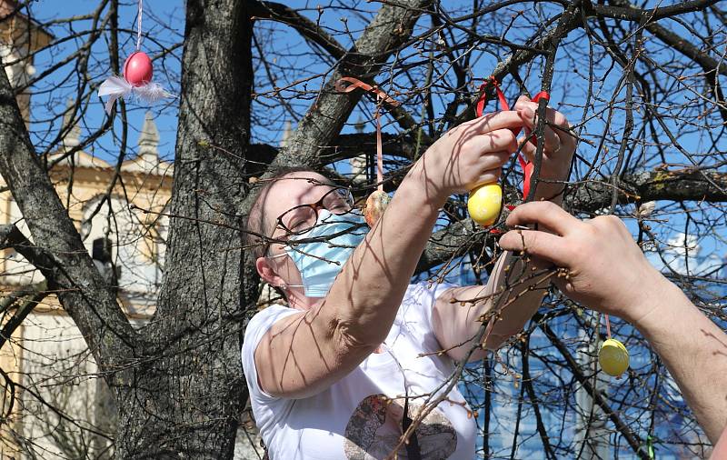 Místní ve Veselí nad Lužnicí mohli ozdobit lípu svobody a kochat se obřími dekoracemi.