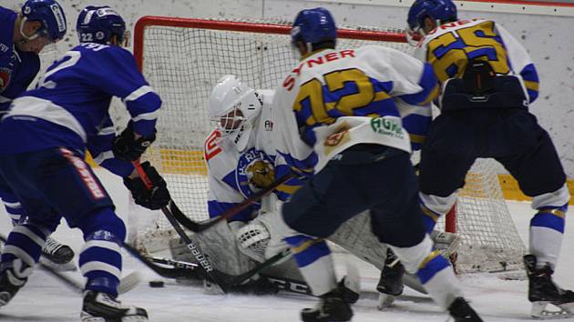 Hokejisté Tábora porazili v 18. kole II, ligy Řisuty na jejich ledě 7:4.