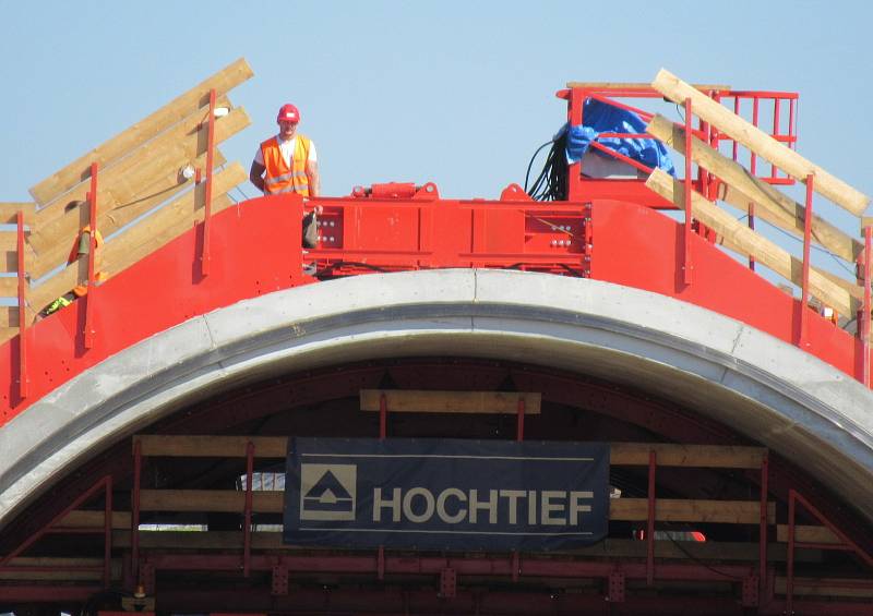 Za stanicí Soběslav vzniká Zvěrotický tunel, který bude ve finále měřit 370 metrů. Na něj navazuje přemostění komunikace ve směru na Sedlečko. Estakádu vytvoří celkem 27 mostních polí.