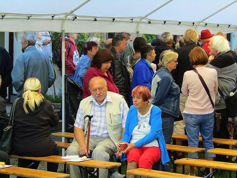 Z Roudné na Táborsku v pátek 2. října v 9.12 hodin odjel poslední vlak. Řada lidí se přišla rozloučit se stanicí, která letos oslavila 80. výročí od svého vzniku.