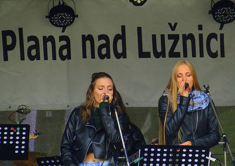 Zámecký park na Strkově v Plané nad Lužnicí v sobotu 23. září patřil tradičním Svatováclavským slavnostem. Užily si je desítky lidí.