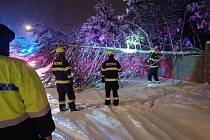 Městská policie volala o víkendu na pomoc hasiče k několika popadaným stromům.