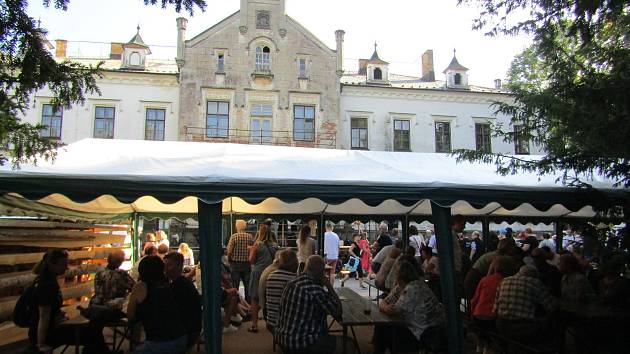 Dobročinný festival pro Jistebnicko se v zámeckém areálu konal ve čtvrtek 28. září již potřetí. Nenechaly si ho ujít desítky návštěvníků.