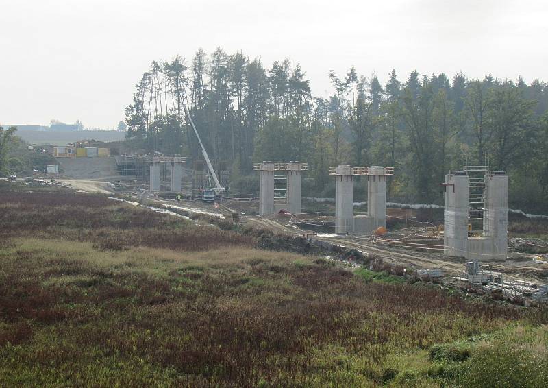 Výstavba nové devítikilometrové přeložky na IV. koridoru mezi Soběslaví a Doubím v režii trojice firem Strabag, Eurovia a Metrostav po roce od zahájení pokročila.