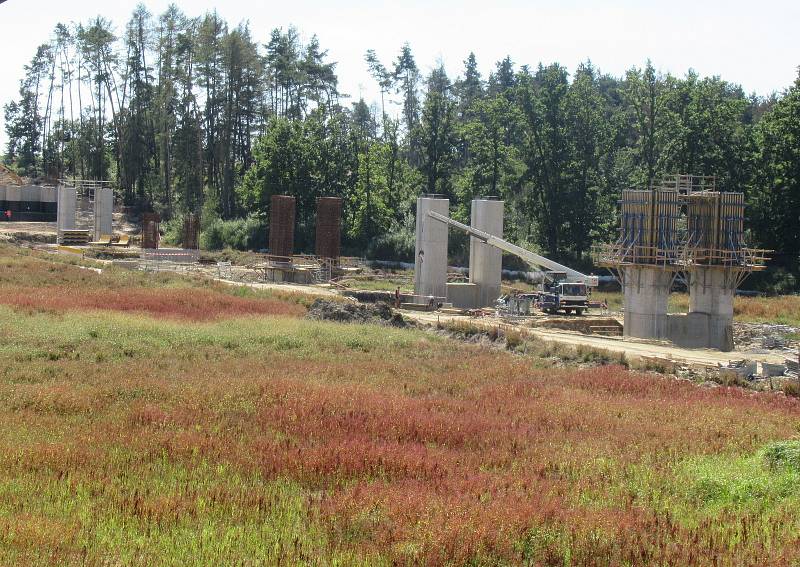 Za stanicí Soběslav vzniká Zvěrotický tunel, který bude ve finále měřit 370 metrů. Na něj navazuje přemostění komunikace ve směru na Sedlečko. Estakádu vytvoří celkem 27 mostních polí.