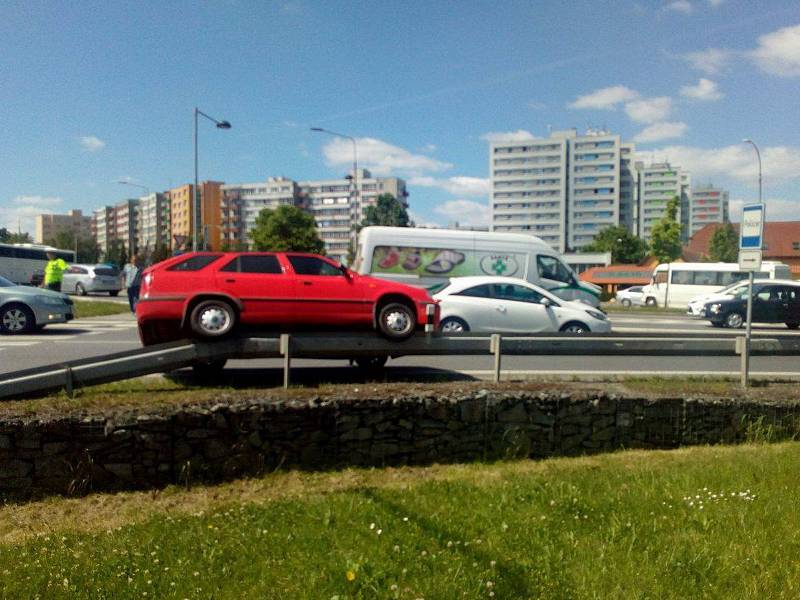 Na hlavním tahu v Táboře auto skončilo na svodidlech a ve směru od Českých Budějovic se tvoří dlouhé kolony.