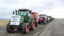 Zemědělci vyrazili na protestní jízdu ze všechovského letiště na Tábor.