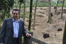 Evžen Korec u výběhu s medvědy v táborské zoo. 