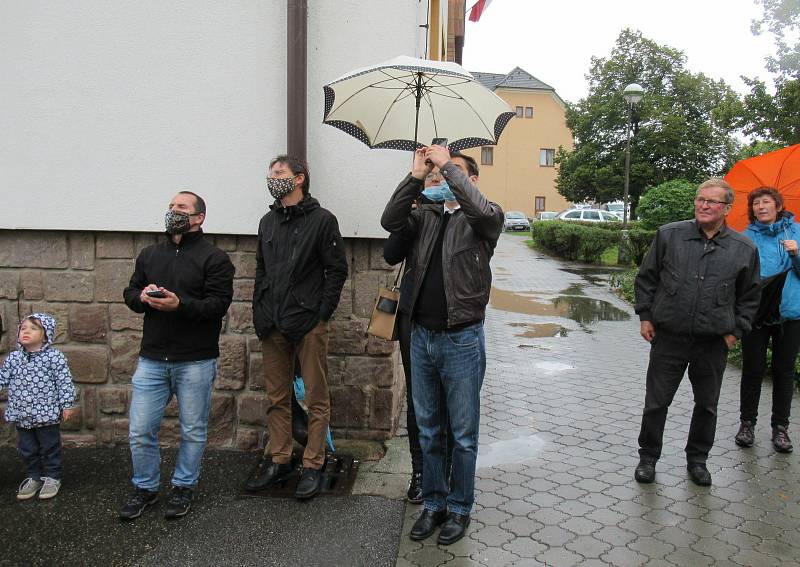 V pondělí 28. září byl po půl 12 dopoledne na věž kostela sv. Václava v Plané nad Lužnicí jeřábem vyzdvižen a zavěšen stejnojmenný zvon z dílny myslkovického mistra zvonaře Michala Votruby. Týž den odpoledne začal plnit svůj účel.