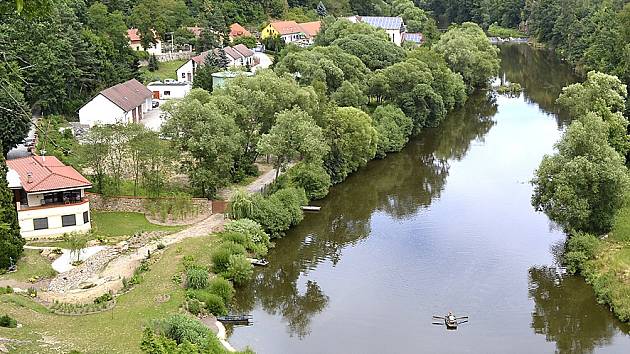 Krásný pohled na slavný Křižíkův most je z bechyňské  klášterní zahrady.