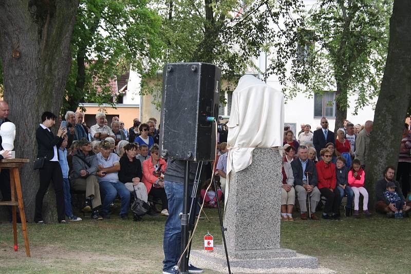 Slavnost odhalení busty dirigenta Karla Ančerla (+ 1973) v rodných Tučapech na Soběslavsku.