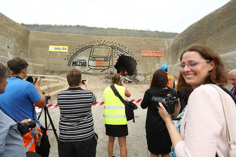 Slavnostní dorážka tunelu se v Mezně na Benešovsku konala v pátek 14. srpna. Akce se zúčastnil i místopředseda vlády České republiky, ministr průmyslu a obchodu a ministr dopravy v jedné osobě, Karel Havlíček.