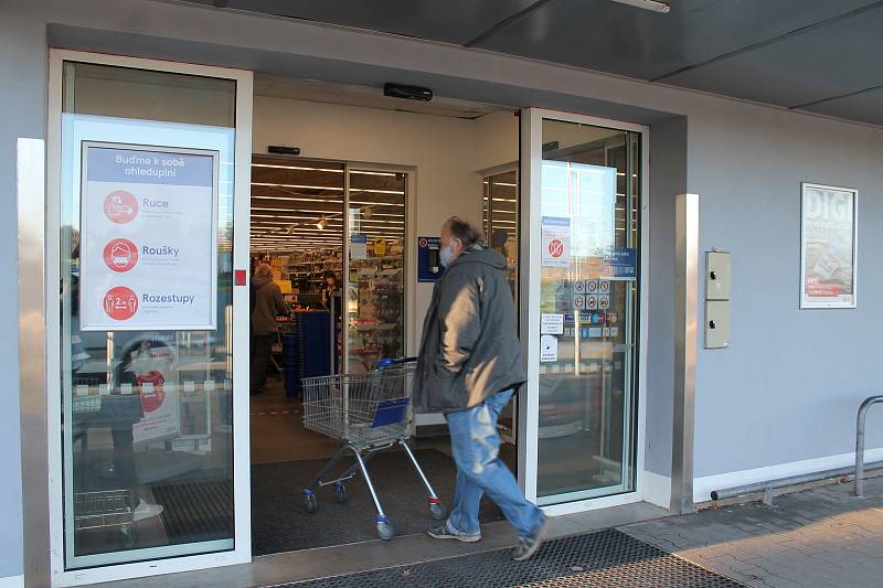 Rozestupy v obchodním domě Tesco ve Veselí nad Lužnicí koordinovala ve středu 18. listopadu pracovnice obchodu hned u vchodu.