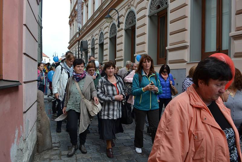 Celodiecézní pouť v sobotu vyvrcholila mariánským průvodem ze Žižkova náměstí starou poutní cestou na Klokoty.