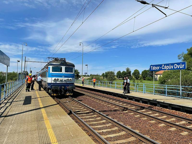 Srážka vlaku s chodcem v Táboře zastavila provoz na trati. Na místě zasahovali záchranáři, vážně zraněného muže transportoval vrtulník do českobudějovické nemocnice.