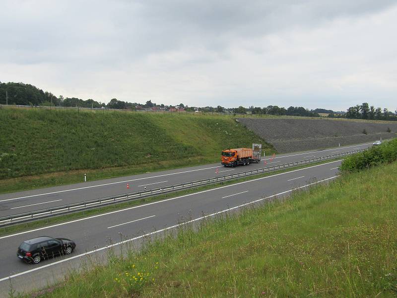 Sesuv půdy na dálnici D3 mezi Myslkovicemi a Košicemi ve směru od Českých Budějovic na Prahu omezuje provoz. Doprava je svedena do jednoho pruhu a v úseku snížena rychlost.