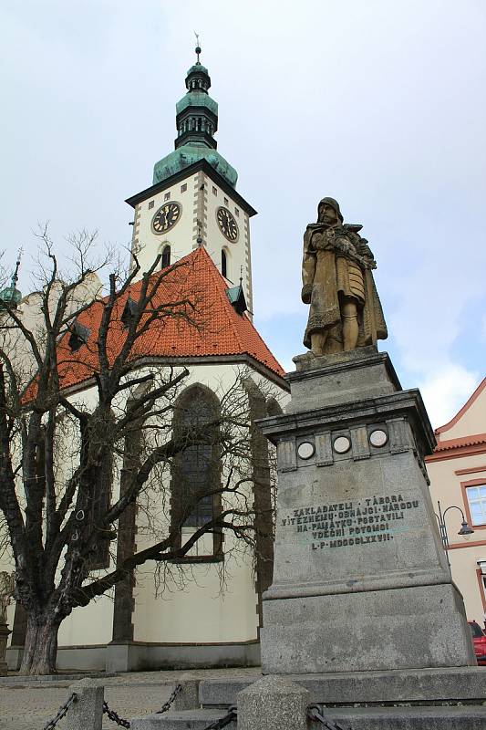 Socha Jana Žižky na náměstí v Táboře se zahalí do lešení.