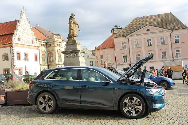 V sobotu z táborského Žižkova náměstí startoval již šestý ročník Rallye Česká Sibiř. Jedná se o sportovní akci, kterou pořádá sedlecko-prčická Asociace pro elektromobilitu ČR.