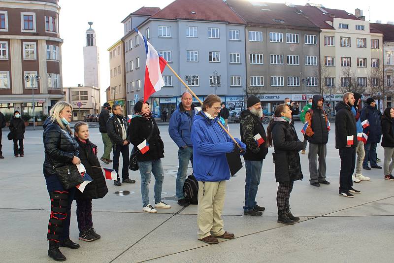 V Táboře v sobotu odpoledne demonstrovali odpůrci roušek a vakcinace. Jedním z řečníků byl i předseda krajně pravicové Národní demokracie Adam B. Bartoš.