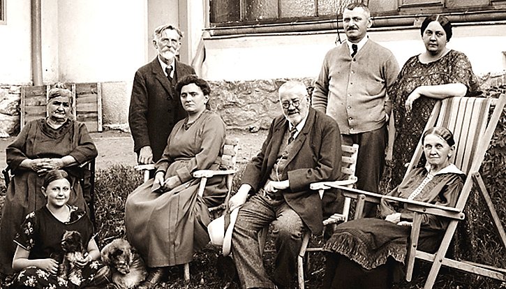 Rodina Šechtlova se sešla před ateliérem na hlavní táborské ulici. Vzadu stojí Jan Voseček a Josef Jindřich se ženou Annou.  Vpředu zleva jeho matka Kateřina, dcera Lída, sestra Márinka a rodiče Anny. Fotografie byla pořízena ve 20. letech.