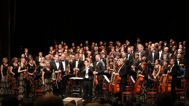 Komorní orchestr se rozrostl a v současnosti úžívá nový název Táborský symfonický orchestr Bolech.