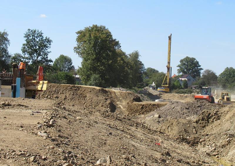 Za stanicí Soběslav vzniká Zvěrotický tunel, který bude ve finále měřit 370 metrů. Na něj navazuje přemostění komunikace ve směru na Sedlečko. Estakádu vytvoří celkem 27 mostních polí.