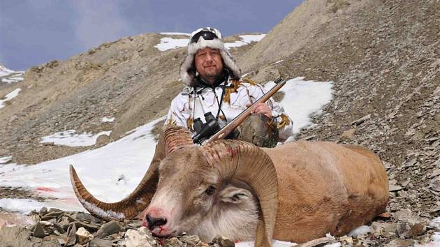 S TROFEJÍ. Luboš Pasák s ovcí Marco Polo, kterou se mu podařilo ulovit poslední den výpravy v Kyrgyzstánu. Místní obyvatele i turisty  fascinují její zakroucené rohy.