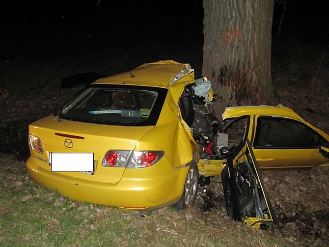 Mazda, v níž  3. dubna u Tučap zemřeli dva mladí lidé. 