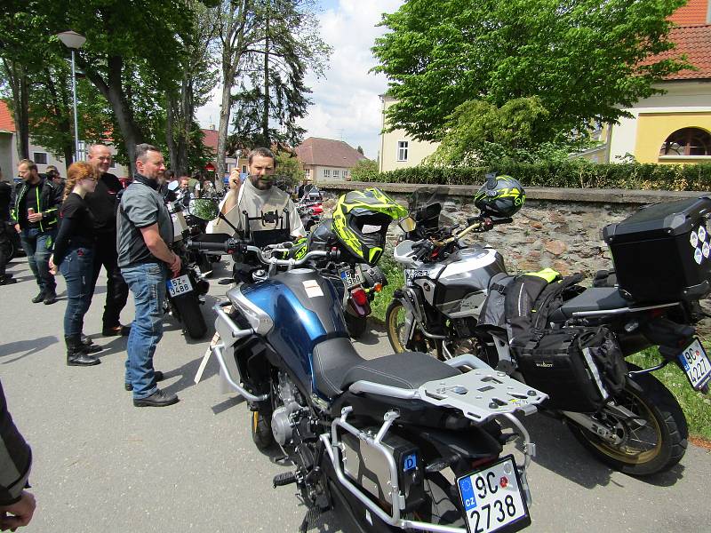 V pořadí 6. ročník Motorkářského požehnání v Chýnově se vydařil, hojné účasti přálo počasí a i atmosféra byla opět magická.