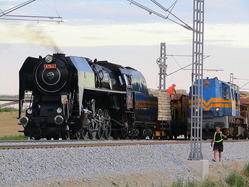 Historická lokomotiva 475.111 vyrobená firmou Škoda Plzeň v roce 1947 měla na Táborsku důležitý úkol, společně s týmem vědeckých pracovníků z pražské ČVUT a mladší kolegyní zajišťovala testy dvou estakád na nové přeložce IV. koridoru.