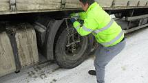 Podle policie měli ve čtvrtek 3. prosince na silnicích největší potíže řidiči kamionů. Takto to vypadlo cestou na Choustník.