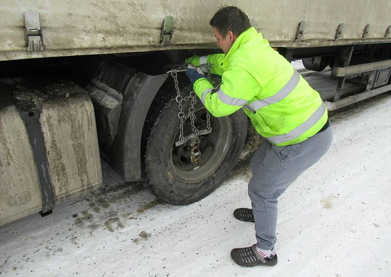 Podle policie měli ve čtvrtek 3. prosince na silnicích největší potíže řidiči kamionů. Takto to vypadlo cestou na Choustník.