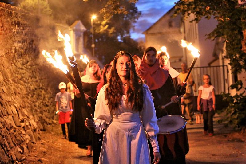 Svátek Mistra Jana Husa oslavili Táborští průvodem s lucernami z Housova mlýna k rybníku Jordán a tradičním zapálením ohňů na vodní hladině.