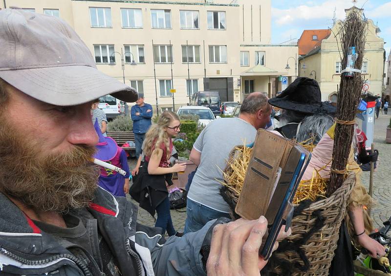 Čarodějnice v Táboře letos zapojily celou rodinu, vyrazily si také na výlet do Lomu. Na Žižkově náměstí na ně v pátek odpoledne čekaly desítky lidí.