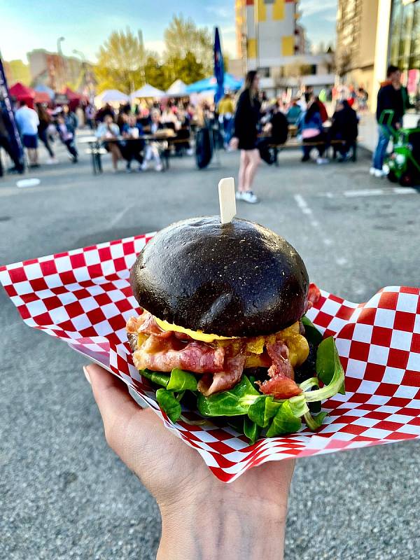 Žižkovo náměstí v Táboře přivítá o víkendu od 22. do 24. července dvacítku burgermakerů a dalších výrobců street foodových specialit. Grilovat se bude od 10 do 21 hodin, v neděli do 20 hodin.