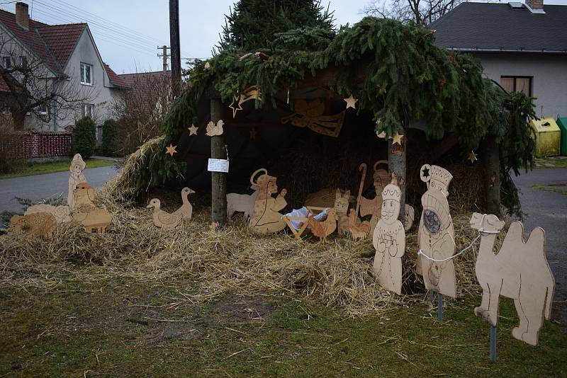V Nových Dvorech rozsvítili vánoční strom.