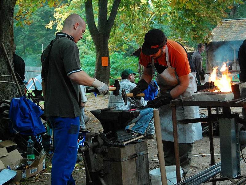 Na Šelmberku se počtvrté sešli amatérští kováři.