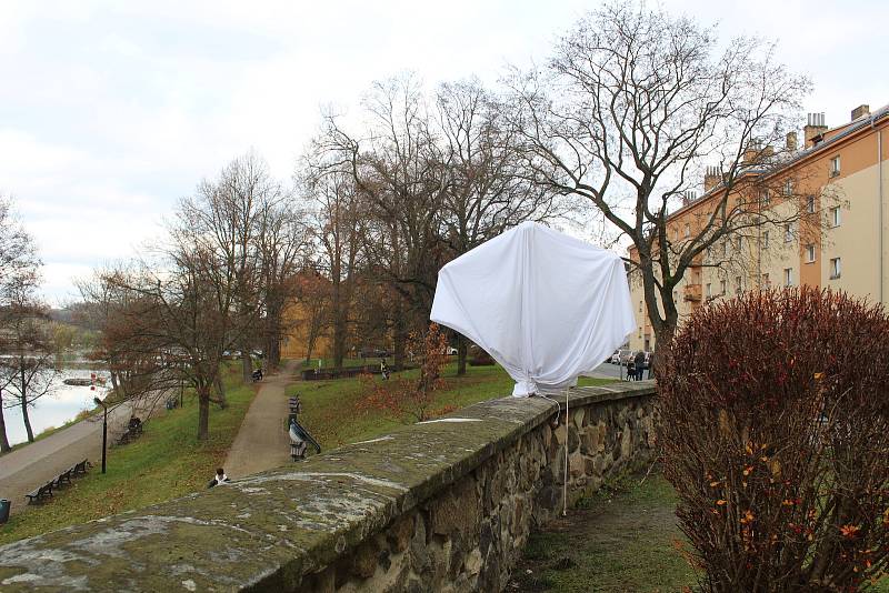 Na odhalení sochy herce Jiřího Hrzána dorazily do Tábora i obě jeho dcery Barbora a Tereza.