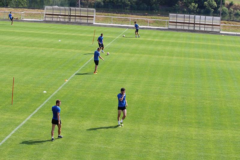 První trénink fotbalistů FC MAS Táborsko na novém trávníku v Kvapilově ulici.