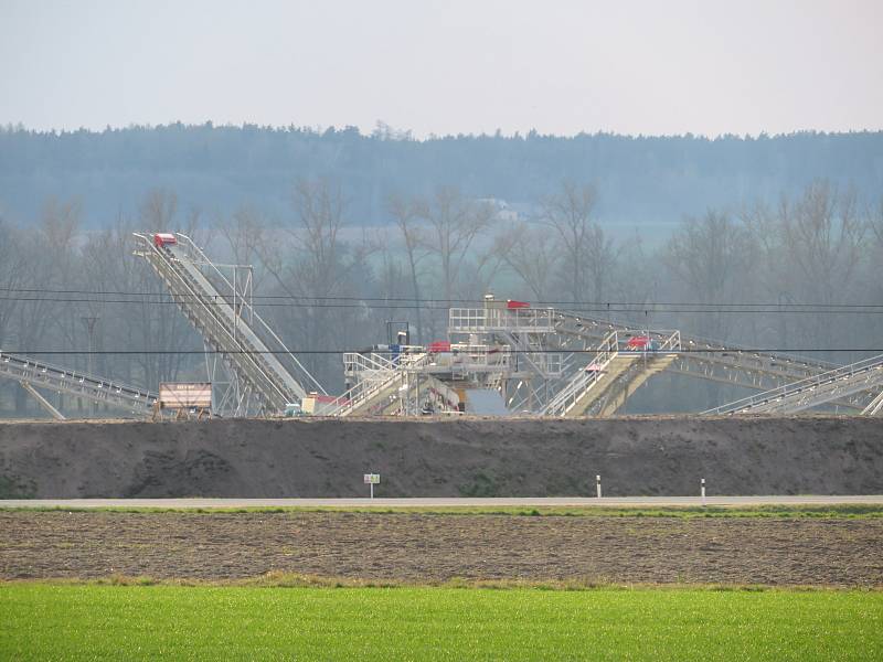 Českomoravský štěrk v lokalitě U Sloupu mezi Veselím nad Lužnicím a Dráchovem buduje pískovnu, která nahradí vytěžený povrchový lom v Plané nad Lužnicí.