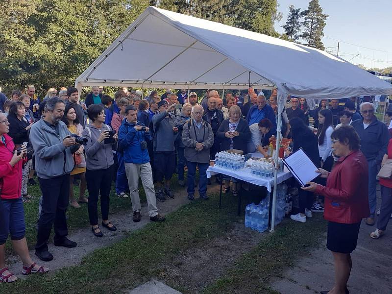 Poslední vlak ve stanici Roudná zastavil na hodinu, loučily se desítky lidí.