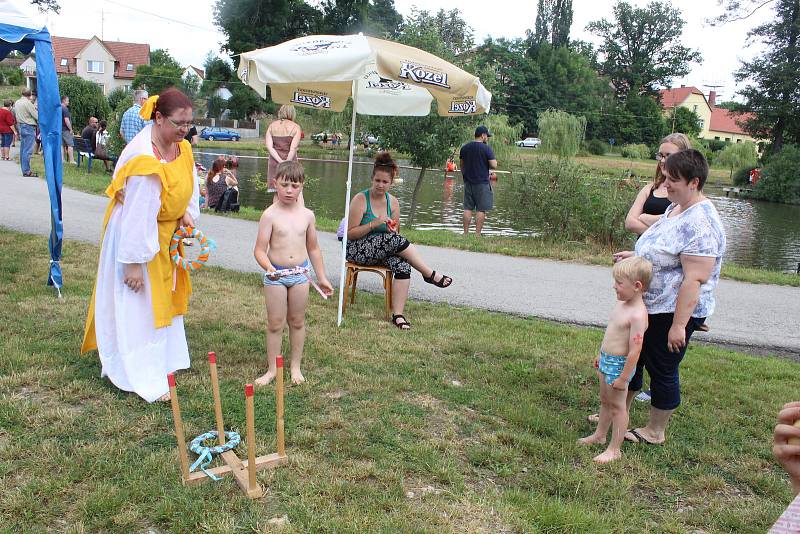 Rybník ve Lžíně u Dírné zdolávaly téměř  dvě stovky odvážlivců.