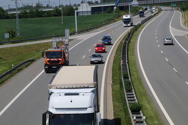 Společná preventivní akce Ředitelství silnic a dálnic (ŘSD), Besip a dopravní policie se uskutečnila na dálnici v Chotovinách.